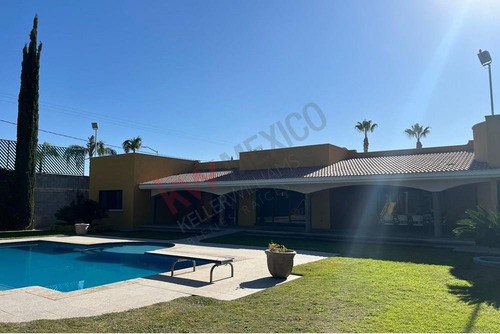 Espectacular Casa En Venta En San Isidro, Con Un Enorme Jardin Y Alberca.