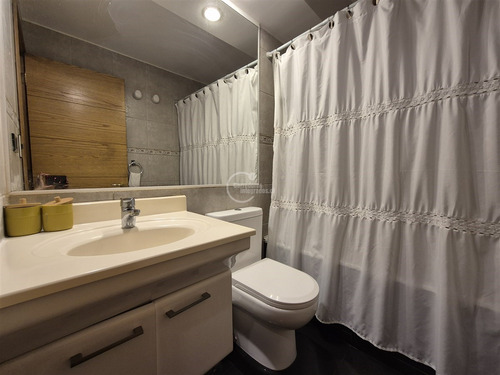 Departamento En Venta De 2 Dorm. En Lo Barnechea. Central.