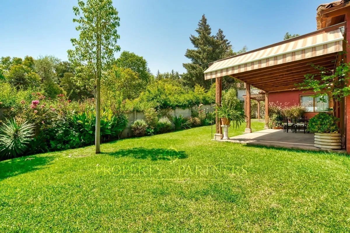 Imagen 2 de 30 de Amplia Casa En Venta Estilo Chileno En La Reina