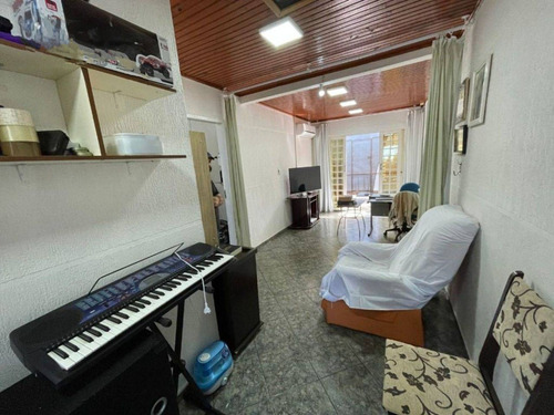 2 Casas No Mesmo Patio Com Muros Altos Separando