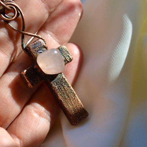 Imagen 2 de 5 de Collar Cruz Con Cuarzo Rosa Y Cobre, Piedra Natural, Cod1