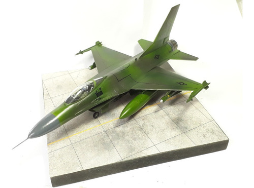 F 16 1/72 De Coleccion Maqueta Armada C Base Unica