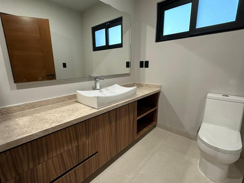 Se Vende Hermosa Residencia Con Diseño De Autor En Lomas De Juriquilla