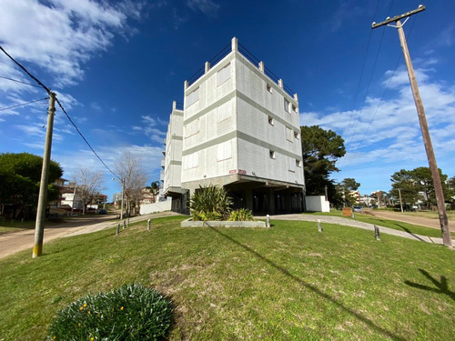 Exclente Departamento 3 Ambientes Con Cochera A Pocos Metros Del Mar En Venta En Villa Gesell  3j 