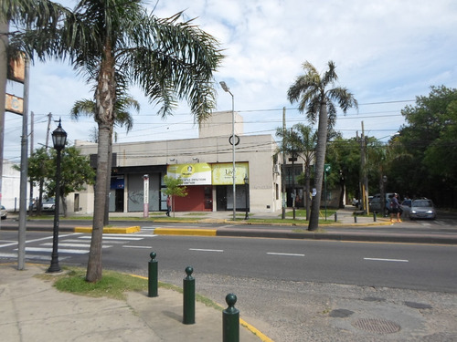 Hermoso Salon, Excelente Ubicacion, Unico En La Zona
