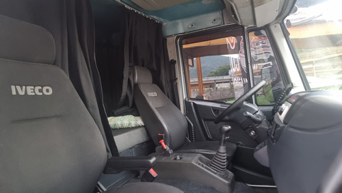 Iveco Tector Modelo 240 E 28 Cabina Lei Baú Ano 2015 Com Ar