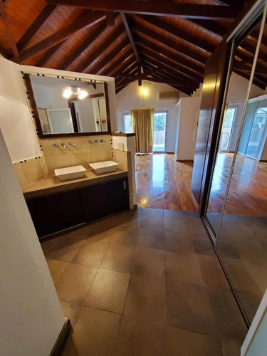 Casa En Alquiler - Moderna C/ Quincho, Pileta, Jardín Y Cochera Para 4 Autos - Campos De Alvarez