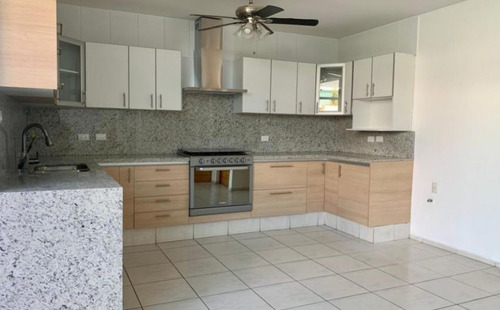 Venta De Casa En Centro Sur, Claustros Del Sur, 4 Recamaras, 4.5 Baños, Jardín