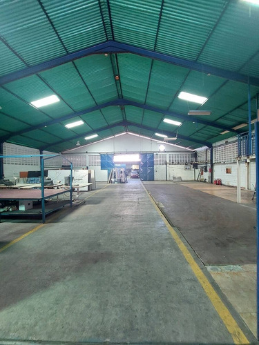 Venta De Galpón. Zona Industrial La Quizanda. Portón De Acceso En El Frente Del Galpón De 4 M. De Altura Con Santamaria. Mr.