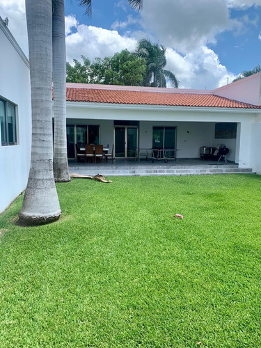 Venta Casa De Un Piso En Esquina Con Amplio Terreno, Temozon Norte