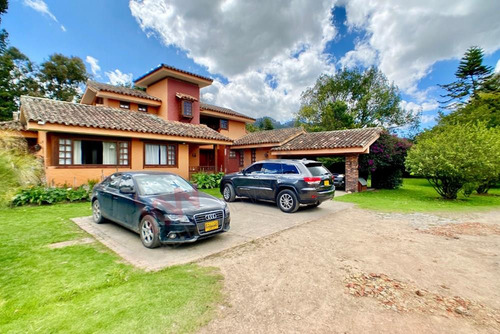 Hermosa Finca Con Generoso Lote Y Casa De Huespedes Y Mayordomo