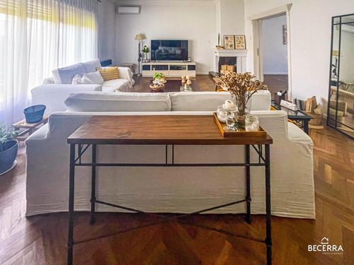 Imponente Chalet De Estilo Clásico En Parque Johnston - Venta En Hurlingham