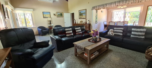 Casa En Venta En Jardines De Cordoba, Zona De Los Colegios 3 Dormitorios- Ref: 19355