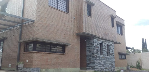 Duplex A La Venta De 3 Dormitorios En Housing De Dos Unidades En Villa Belgrano Sobre Recta Martinoli.