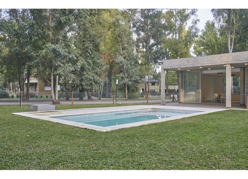 Casa De 3 Dormitorios Con Cochera, Galería Y Piscina