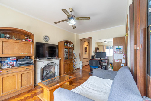 Venta Departamento 3 Ambientes Más Dependencia De Servicio, Balcón Al Frente Flores