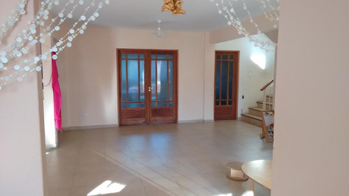 Imagen 2 de 30 de Excelente Chalet En Venta -zona Residencial Castelar Norte- 5 Ambientes- Toma Menor Valor