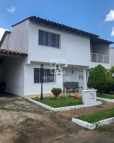 En Venta Cómodo Y Espacioso Townhouse En El Conj. Resd. Isla Bonita, Sector El Tiamo, Puerto Ordaz, Ciudad Guayana