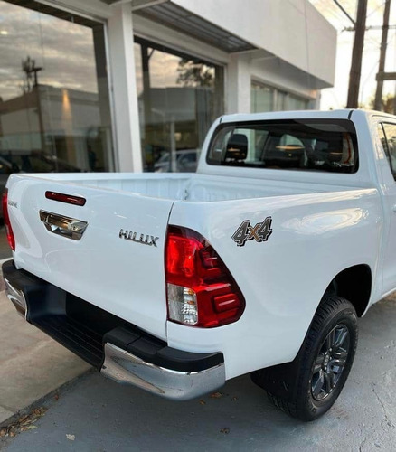 Imagen 8 de 15 de Toyota Hilux D/cabina 2.8 Tdi Sr 4x4 0km My2023 C/ Crucero
