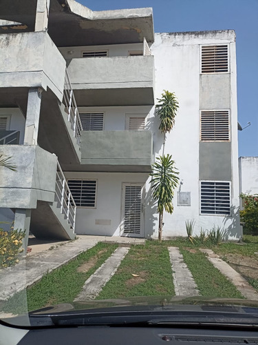 Imagen 3 de 13 de Apartamento Totalmente Remodelado En Urb. Colinas De Valle Arriba Guatire.