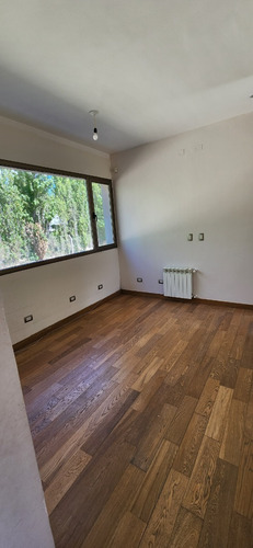 Venta Casa Amplia Y Funcional / Barrio Cerrado / 3 Dorm