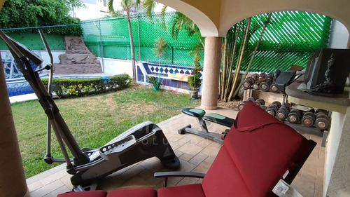 Casa En Venta En Lomas De Cocoyoc Con Acabados De Lujo, Alberca Y Jardín Apta A Créditos