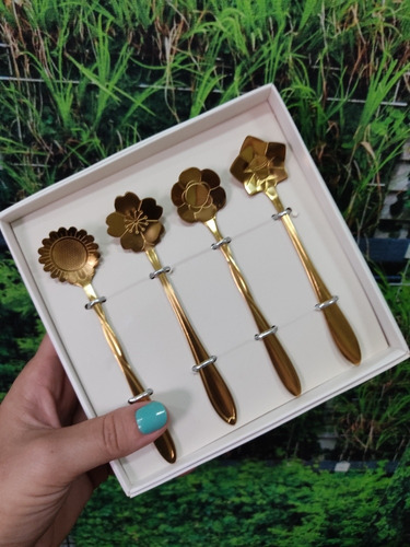 Imagem 1 de 1 de Kit 4 Colheres Flores Aço Inox Dourado P/ Café Ou Chá.