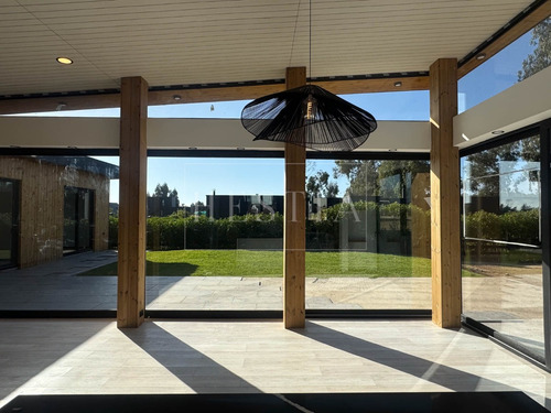 Casa Nueva De Excelentes Terminaciones En Seguro Condominio