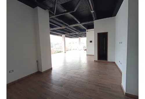 Se Arrienda Local Comercial Nuevo En Copacabana.