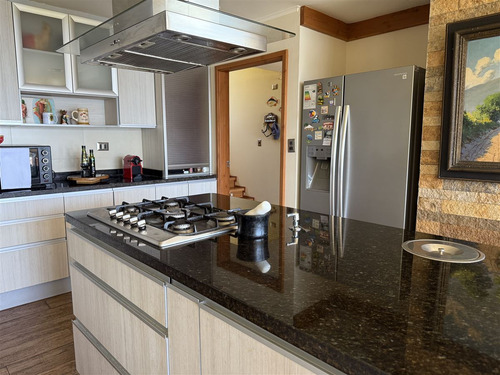 Casa En Venta De 4 Dorm. En Pucón, Los Riscos