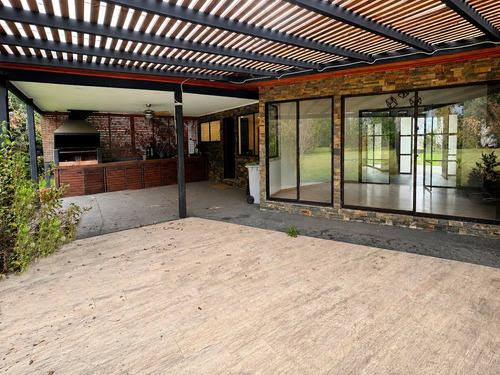 Parcela Con Casa, Piscina/ Quincho, Frente A Parque Y Laguna