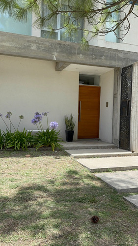 Casa Tipo Duplex De 3 Dormitorios