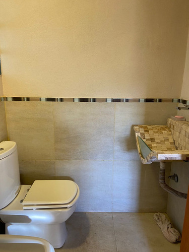 Casa Moderna De 3 Dormitorios + Dependencia. Amplio Garaje. Jardín Con Diferentes Niveles
