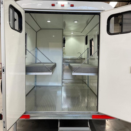 Imagen 9 de 15 de Trailer Porta Moto Cerrado Con Camas Y Baño