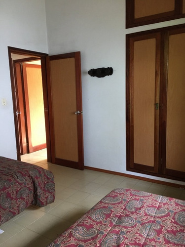 Casa De 6 Dormitorios En Pinares- Ref: 542