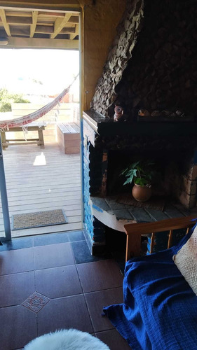 Imagen 7 de 15 de Punta Del Diablo Frente A Mar Estufa A Leña Y Parrillero Y En Plena Zona Centro