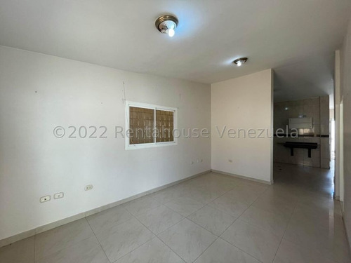 Imagen 2 de 10 de Si Buscas Alquiler Residencial Te Presentamos Esta Linda Y Espaciosa Casa. 04120656408 Mls-22-20736