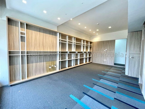 Se Alquila Hermoso Edificio Comercial Ubicado A Pie De Calle En Chacao