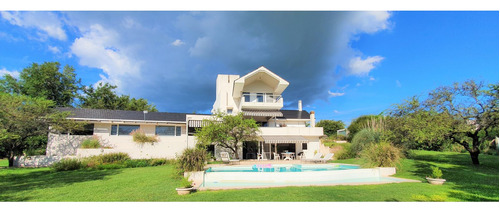 Casa De Categoria  En Villa Allende Golf