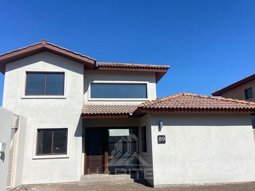 Casa En Venta De 3 Dorm. En Colina