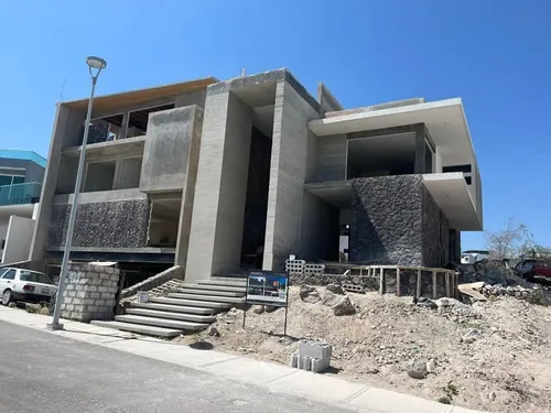 Espectacular Residencia En Zibata Garambullo, 5 Habitaciones, 4 Niveles, Sótano.