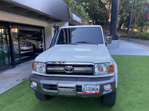 Imagen 2 de 11 de Toyota Land Cruiser Pickup Hembrita 2021