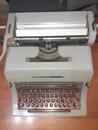 Máquina De Escribir Antigua Olivetti Línea 88 Funcionando 