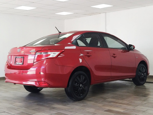 Imagen 4 de 15 de Toyota Yaris Sedan Core At 2017 Rojo