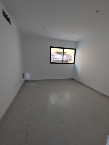 Alquiler De Local Comercial En 2do Piso, Bella Vista