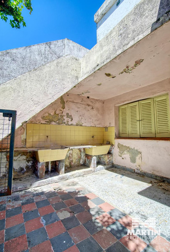 Casa 3 Ambientes Con Cochera Para Mejorar. Zona Comercial.