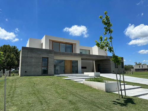 Casa En Venta - 4 Dormitorios 5 Baños - Cocheras - 387mts2 - El Milord, Pilar