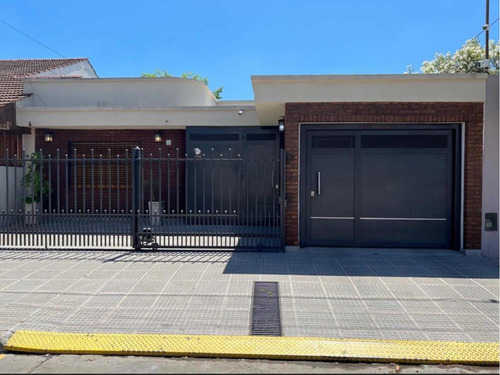 Casa En Venta - 3 Dormitorios 2 Baños 1 Toilette- Parrilla Pileta - 345 Mts2 - Lujan