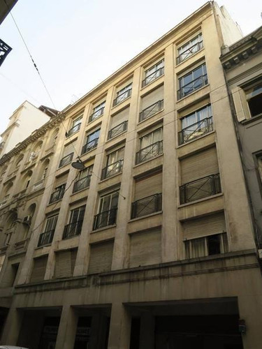 Edificio De Oficinas Entre Medianeras De Arquitectura Clasica