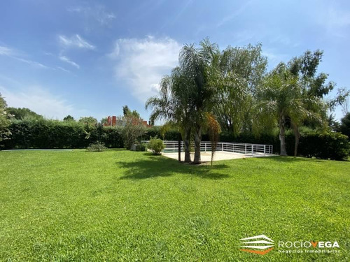 Distinguida Propiedad A La Venta En Barrio Cerrado Santa Ana